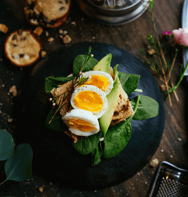 Zdrowe jedzenie - kanapka z jajkiem i rukolą